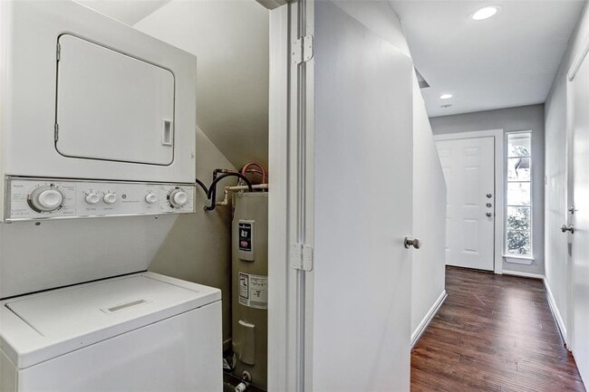 Building Photo - 1405 Castle Ct