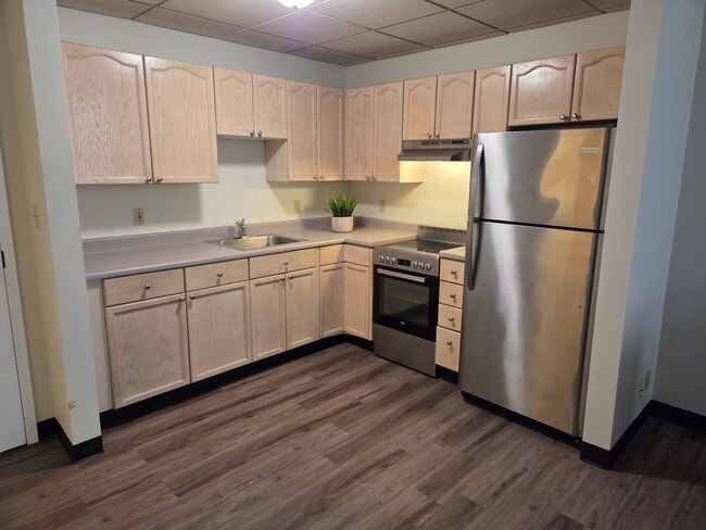 Interior Photo - Sixth & Pine Building
