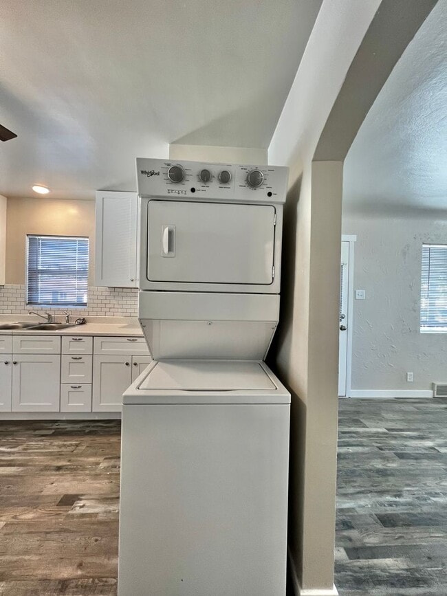 Building Photo - Newly Remodeled 2 Bed, 1 Bath Upper Unit i...