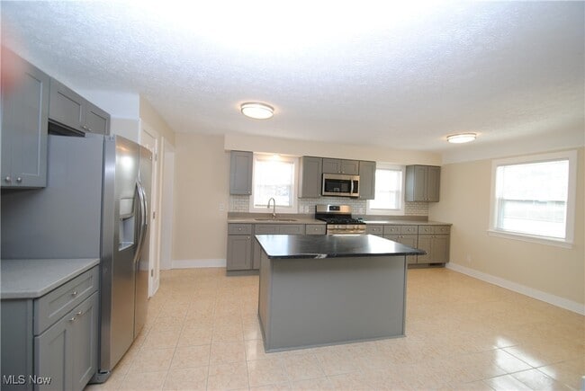 Foto del edificio - 26650 Detroit Rd