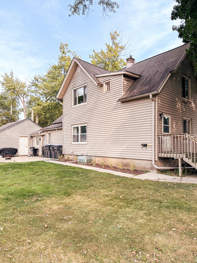 Building Photo - 1028 E Racine Ave