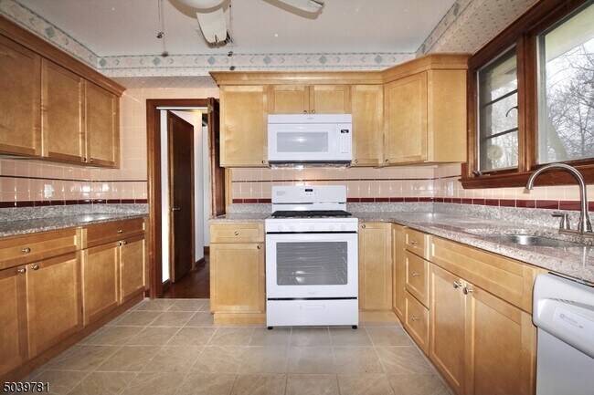 Foto del edificio - 327 Foothill Rd