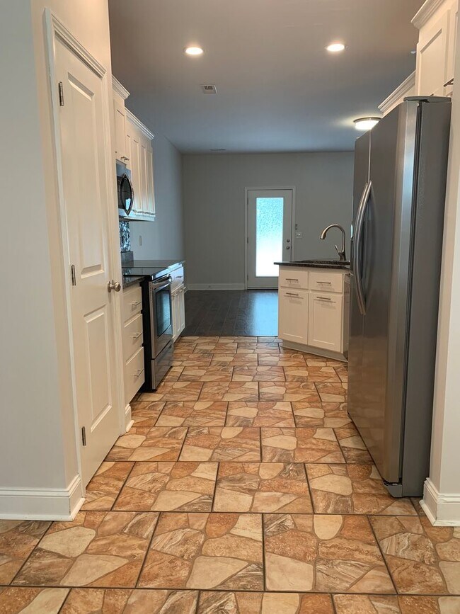 Foto del edificio - This beautifully 1 small Pet friendly 3 be...