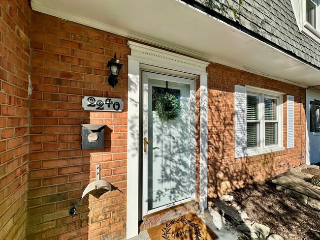 Foto del edificio - Updated & READY NOW!! A 3-Bedroom Great Neck Home! Excellent Schools! All Appliances Convey!