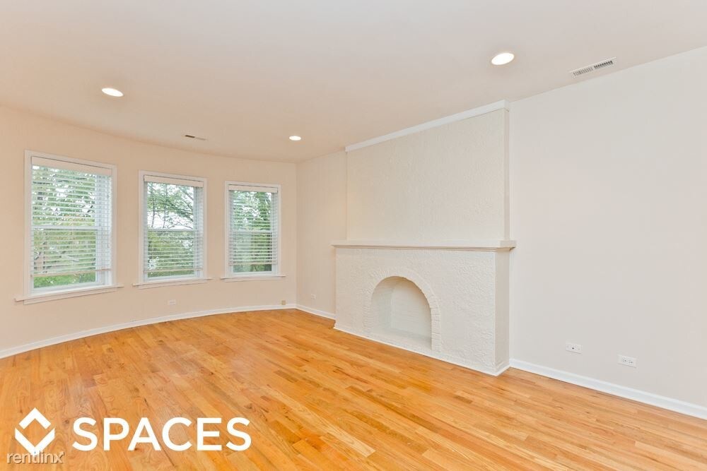 Primary Photo - 1216 W Roscoe St