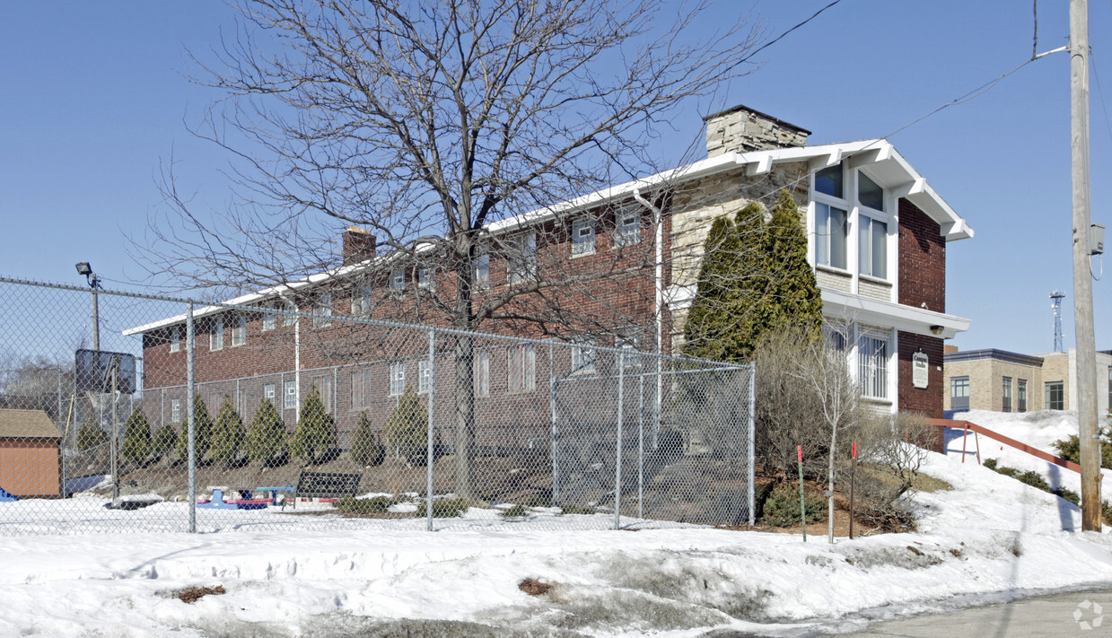 Building Photo - Campus Studio