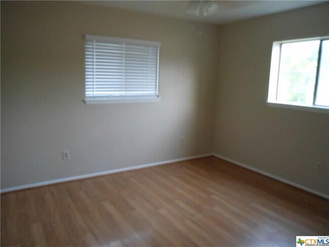 Building Photo - 333 Briarwood Dr