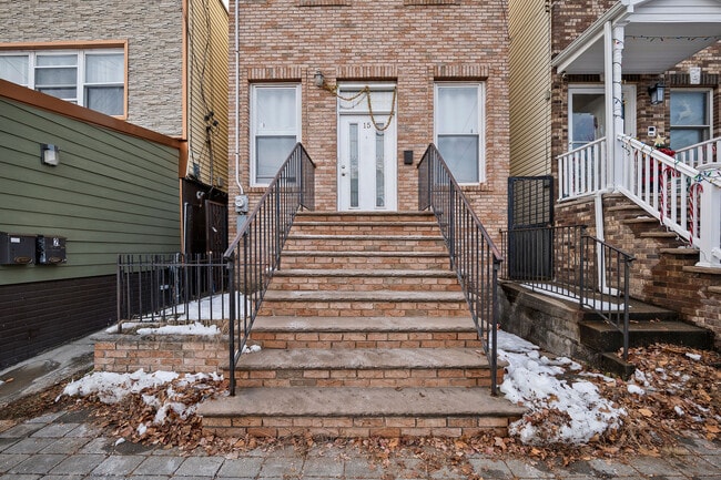 Building Photo - 15 Wales Ave