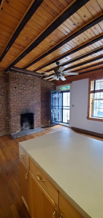Primary Photo - 518A COURT St
