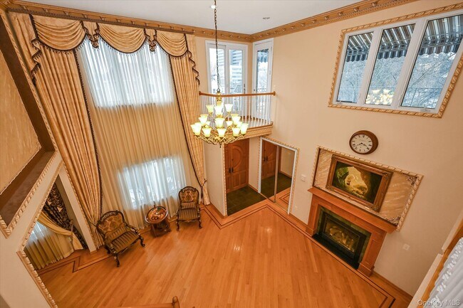 Foto del edificio - 77-16 Kew Forest Ln