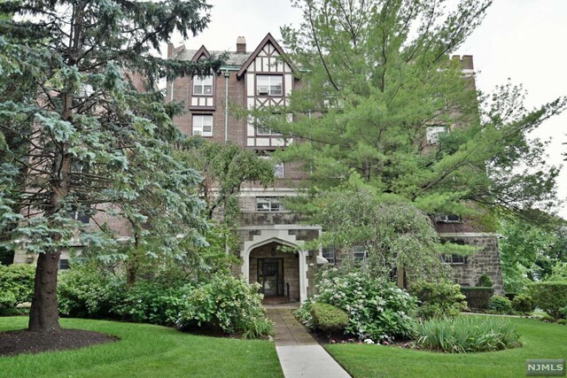 Foto del edificio - 100 E Palisade Ave