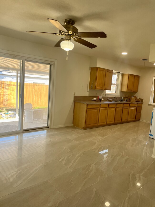 breakfast area looking into kitchen - 331 N Shore Pl