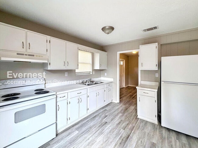 Building Photo - 1560 Meadow Ln