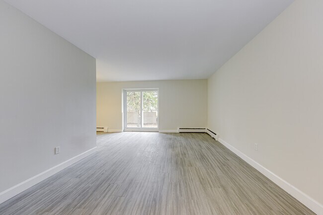 Photo du bâtiment - Portage Place Apartments