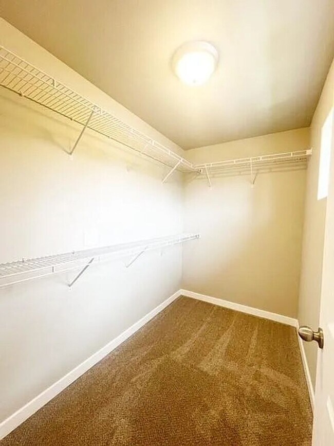 Foto del edificio - Modern 3BR / 2.5BA Townhome in Port Orchard – Spacious, Bright, and Conveniently Located