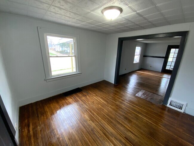 Building Photo - 1507 E Main St