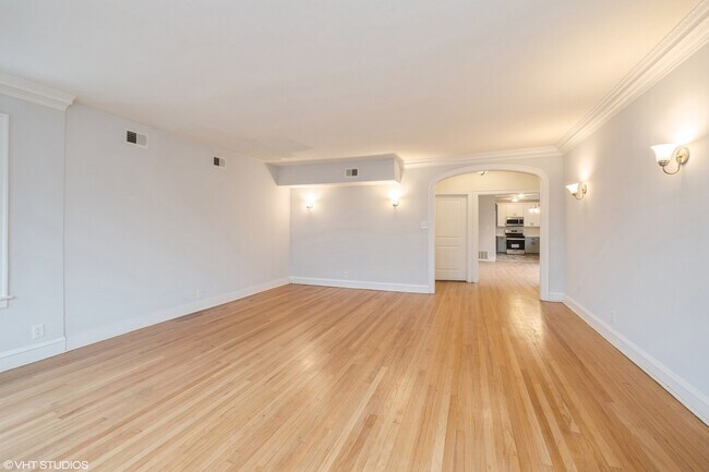Building Photo - 7726 S Kingston Ave