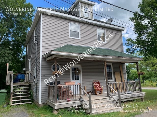Photo du bâtiment - A Duplex on a beautifully treed lot