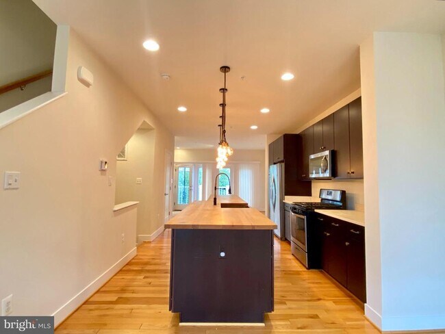 Building Photo - 924 King Farm Blvd