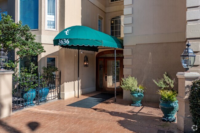 Entrada - Evian on Peachtree