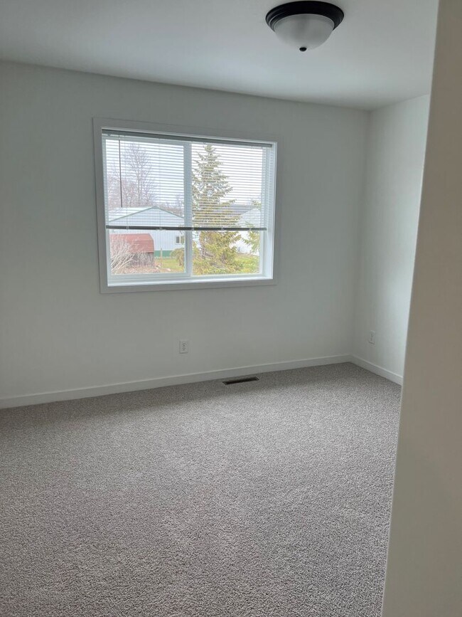 Building Photo - 4 Bed 2 Bath Twin Home