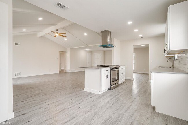 Building Photo - 5 br, 3 bath House - 640 Pinehurst Drive