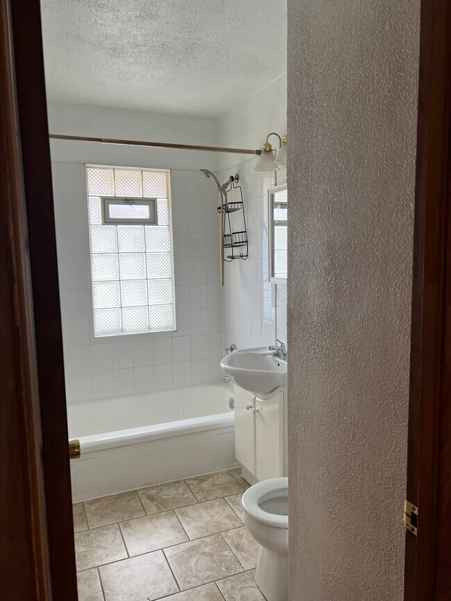 Building Photo - 430 S 89th St
