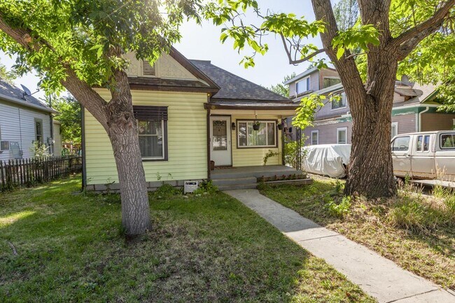 Building Photo - Charming Downtown House