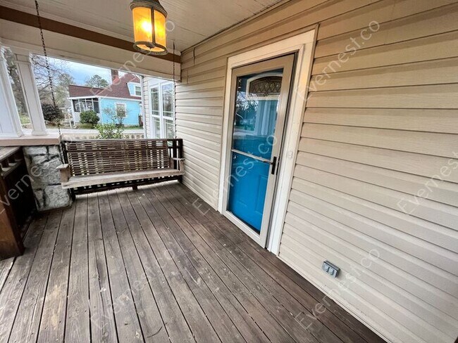 Building Photo - 507 S Lovell Ave
