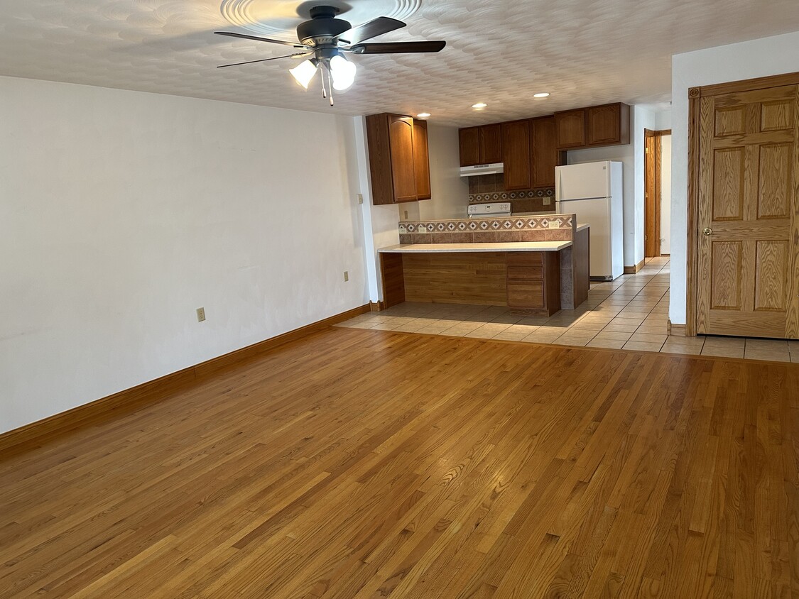 Open kitchen and living room - 1052 Lakeshore Dr