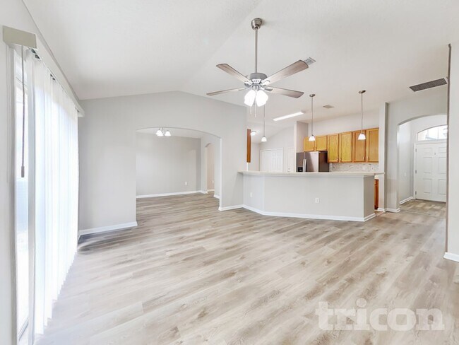 Foto del edificio - 2450 Creekfront Dr