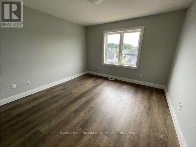 Photo du bâtiment - 550 Fairway Rd