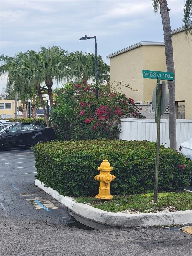 Foto del edificio - 4500 SW 68th Ct