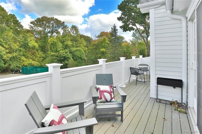 Building Photo - 470 Main St