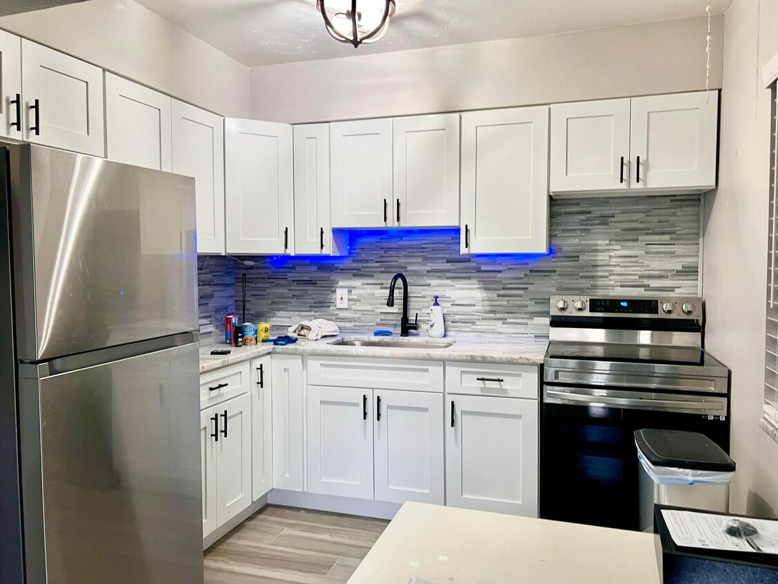 Foto principal - 340 W Blue Heron Blvd
