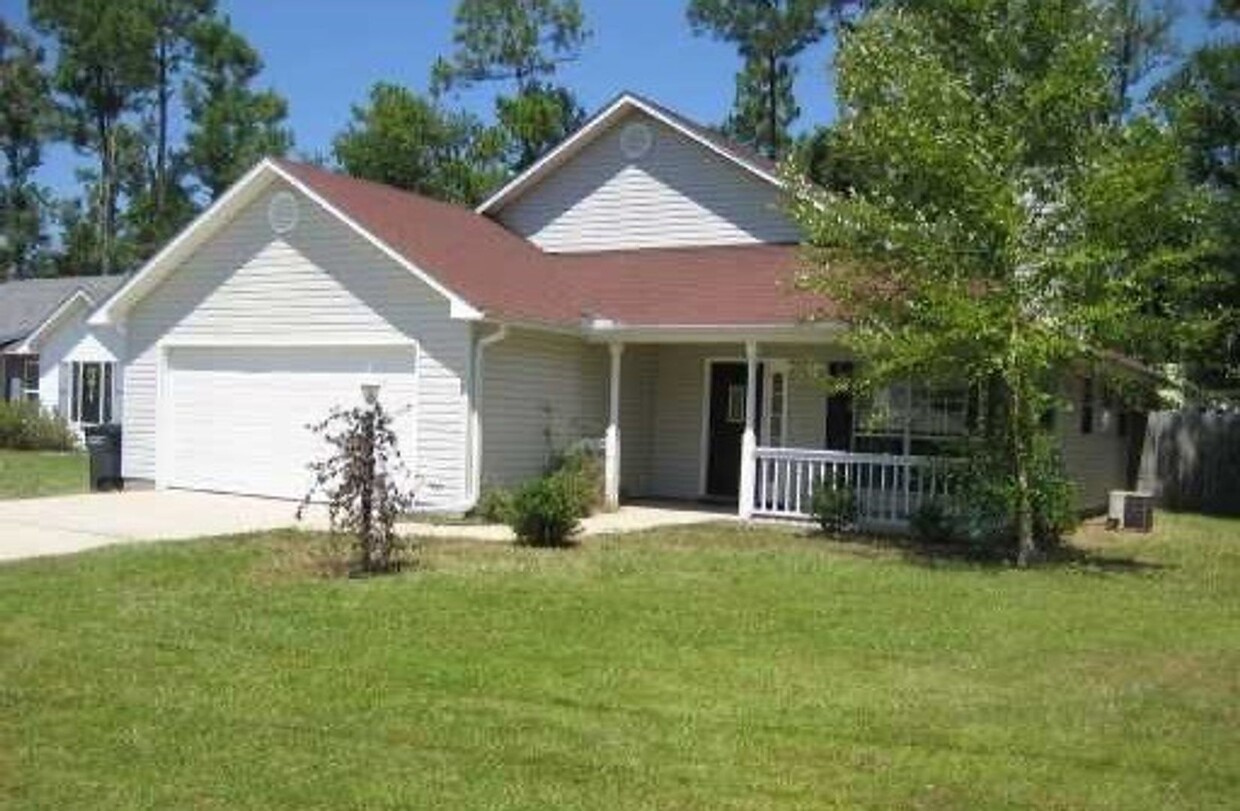 Building Photo - Spacious 3 Bedroom 2 Bathroom Home in the ...