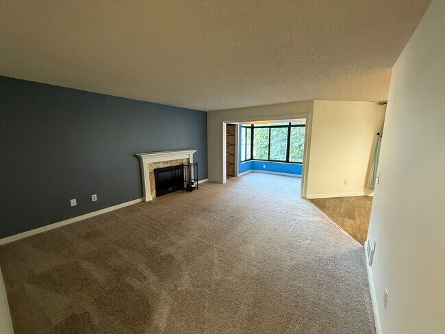 Building Photo - 2 Bedroom 2 Bathroom Plus Amenities!