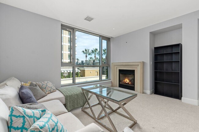 Foto del edificio - Spacious Irvine Financial District Condo with Full Service Amenities