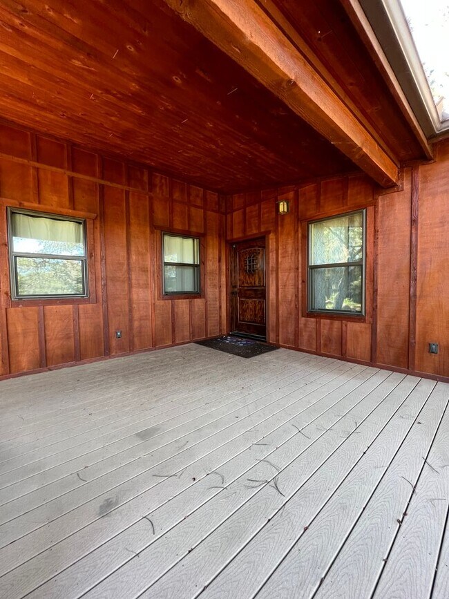 Building Photo - Two Bedroom Home in Beautiful Setting