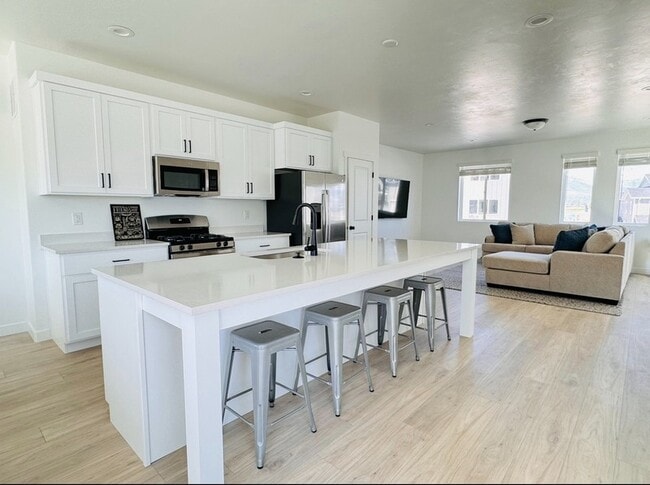 Building Photo - 864 W 900 S