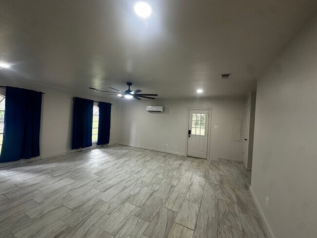 Foto del edificio - Gorgeous Remodeled 4 Bedroom Home