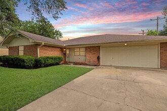 Building Photo - 2308 Hillcrest Dr