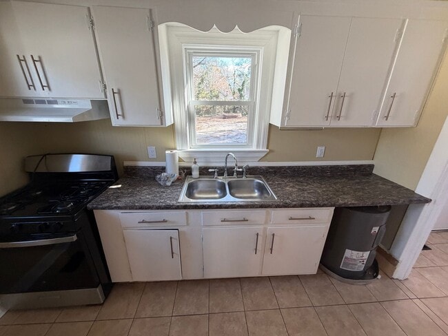 Building Photo - 2 Bedroom Brick House, Covered Porch, Hardwood floors, Central HVAC