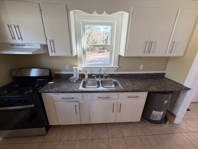 Foto del edificio - 2 Bedroom Brick House, Covered Porch, Hardwood floors, Central HVAC