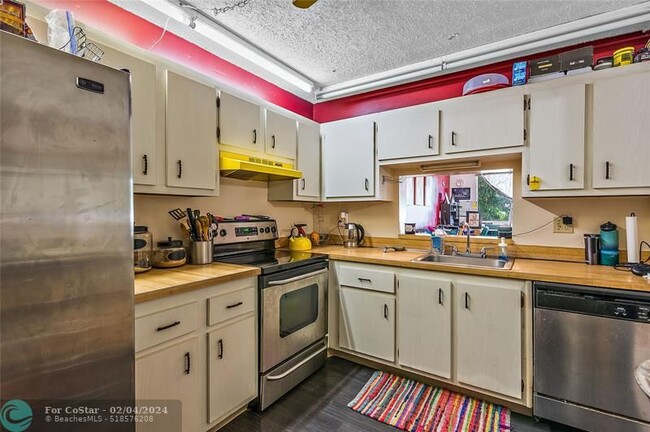 Building Photo - 2800 Somerset Dr