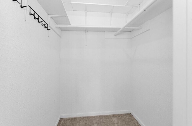 Foto del edificio - 12100 Melville Dr