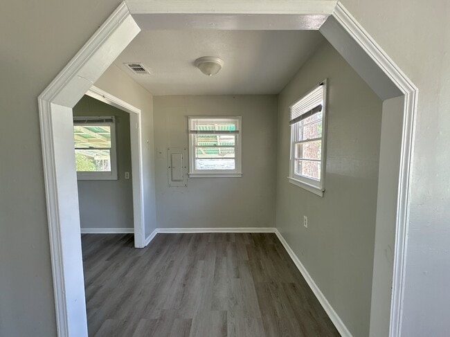 Building Photo - 803 Lausanne Dr