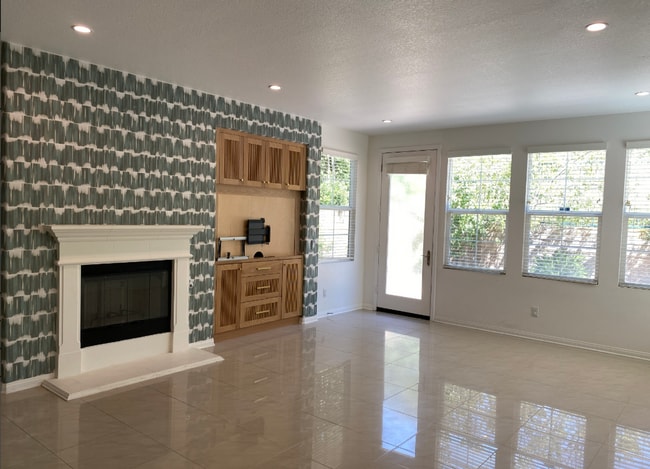Building Photo - 4 bedroom, 3 bath Big Sky home!