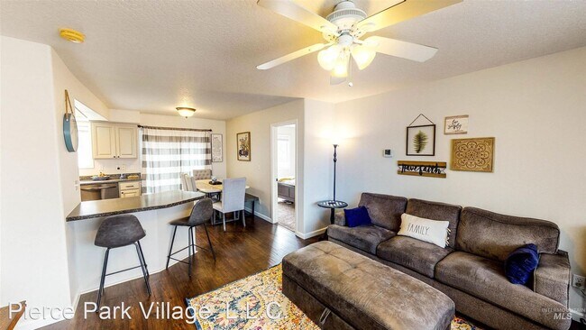 Building Photo - 4 br, 2.5 bath House - 6473 West Parapet D...