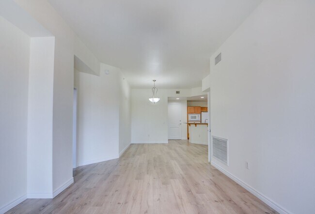 Foto del edificio - Park Avenue Mid Rise Condo. All HOA Amenities
